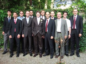 12 Herren im Anzug